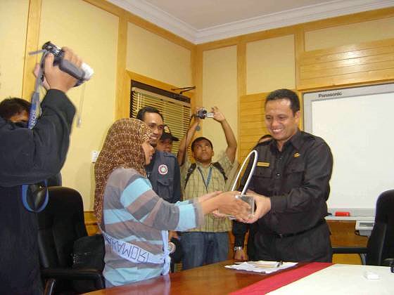 Penyerahan_Bunglon_kepada_Walikota_Batam.jpg