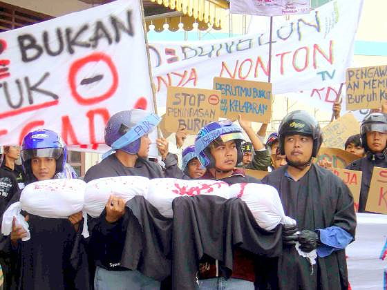 Penyerahan_Replika_Mayat_ke_DIsnaker.jpg