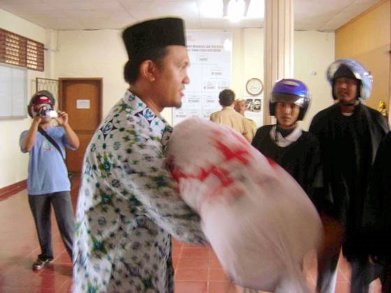 Replika_Mayat_di_terima_Petugas_Disnaker_Batam.jpg