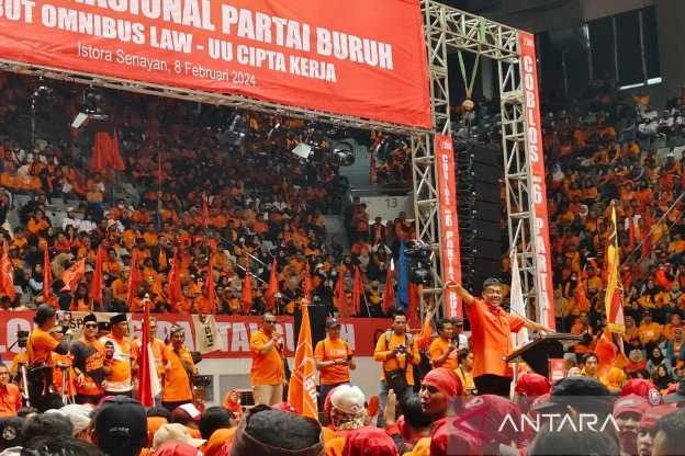 President of the Labour Party, Said Iqbal, speaks at an election campaign rally at Istora Senayan, Jakarta (8/2/2024). ANTARA/Nadia Putri Rahmani