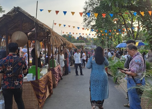 Stalls at the Tong-Tong Night Market in Malang/Grace Leksana